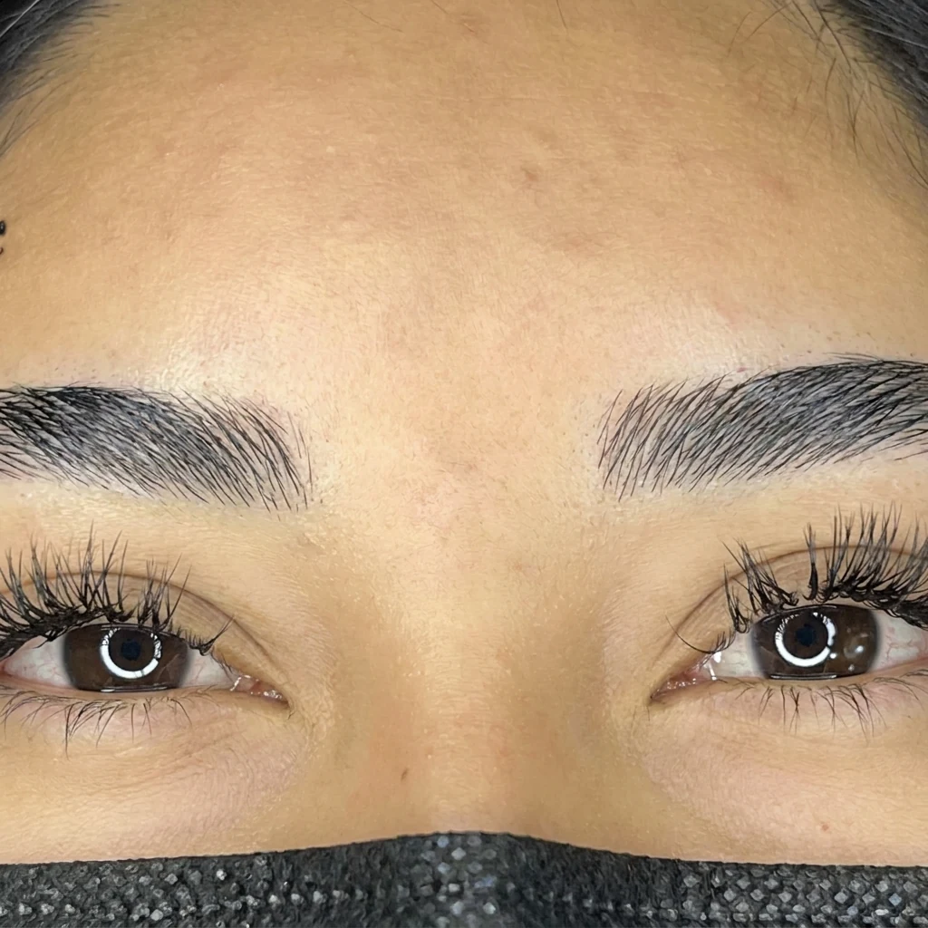 Diseño y depilación de cejas con acabado definido