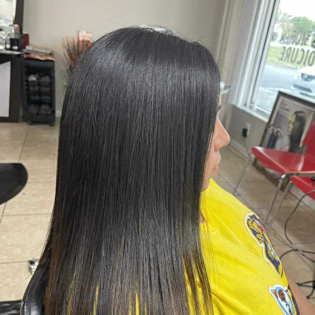 Cabello negro azabache liso y sedoso tras tratamiento