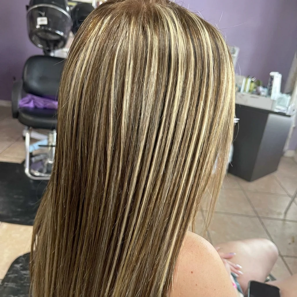 Mechas rubias en cabello largo y liso