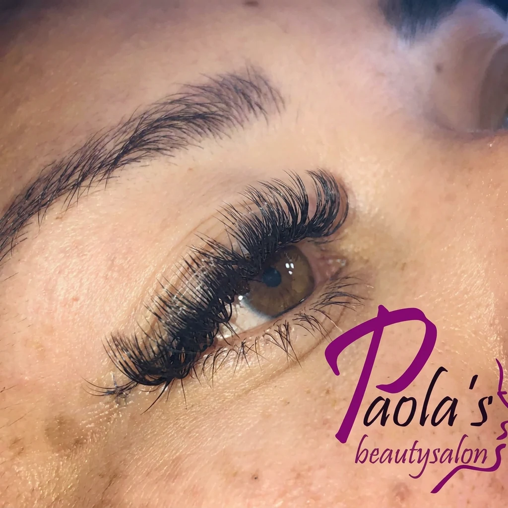 Diseño de cejas con acabado natural